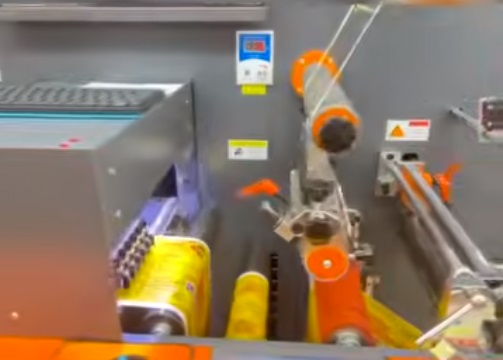 Xinsen Packaging funziona a pieno regime per evadere gli ordini di etichette adesive personalizzate