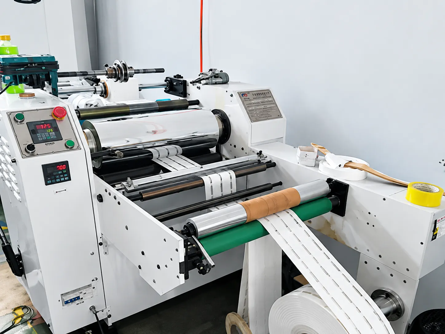 La tecnologia avanzata di stampa flessografica UV migliora l’efficienza della produzione di etichette