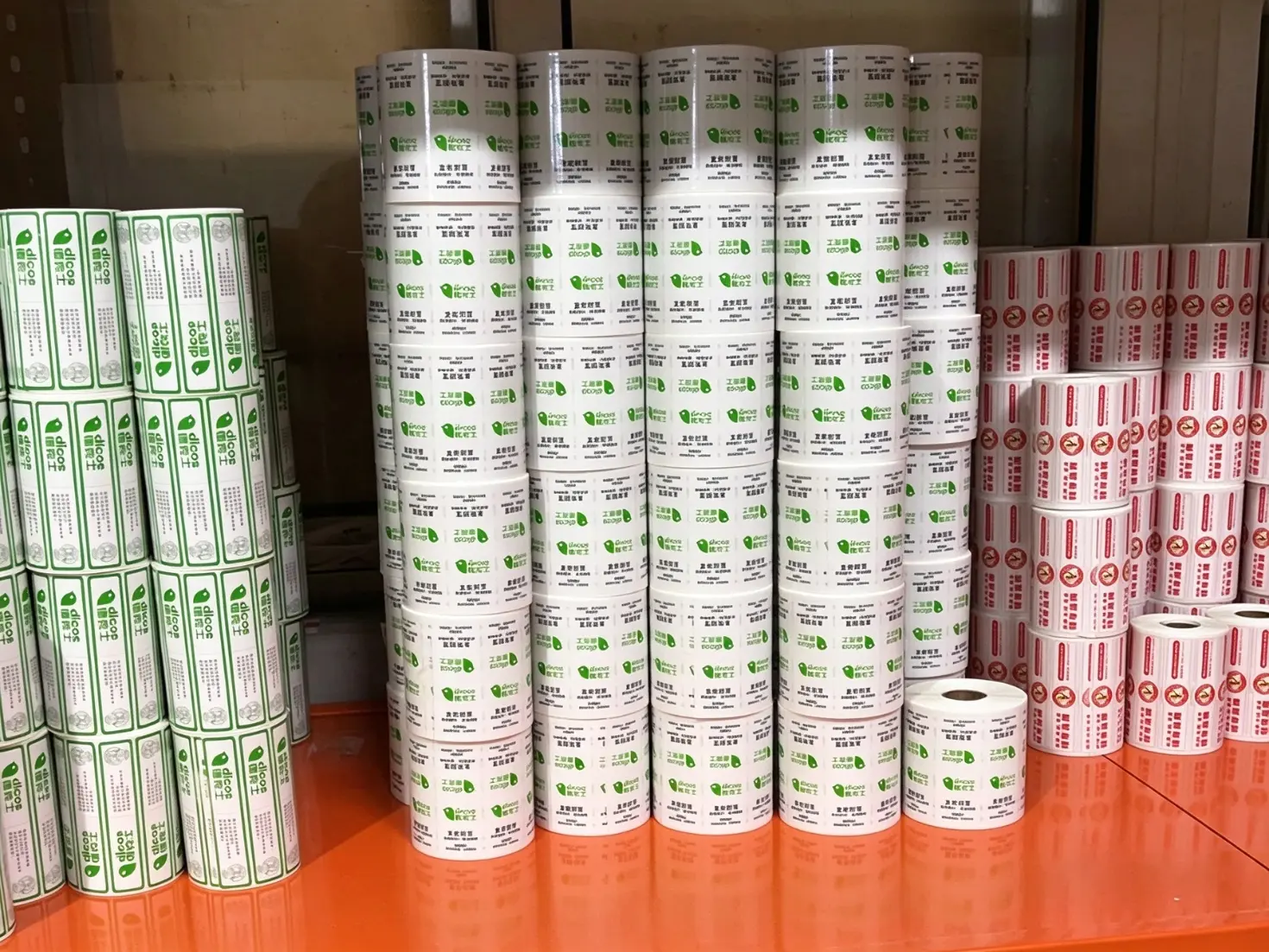 In che modo la fustellatrice ad alta velocità di Xinsen Packaging migliora l'efficienza della produzione di adesivi sigillanti?